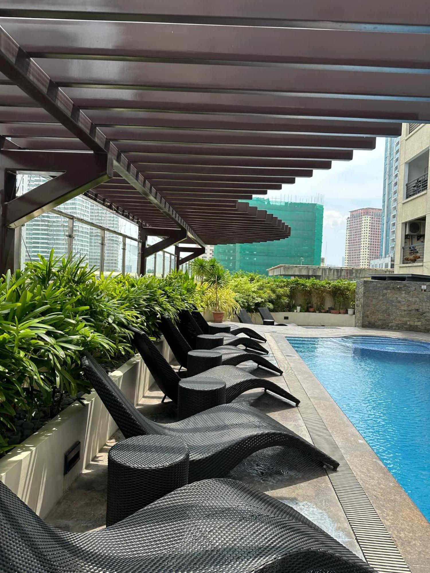 One Bedroom With Balcony By Christine Suites Ph In Greenbelt Radisson Μακάτι Εξωτερικό φωτογραφία