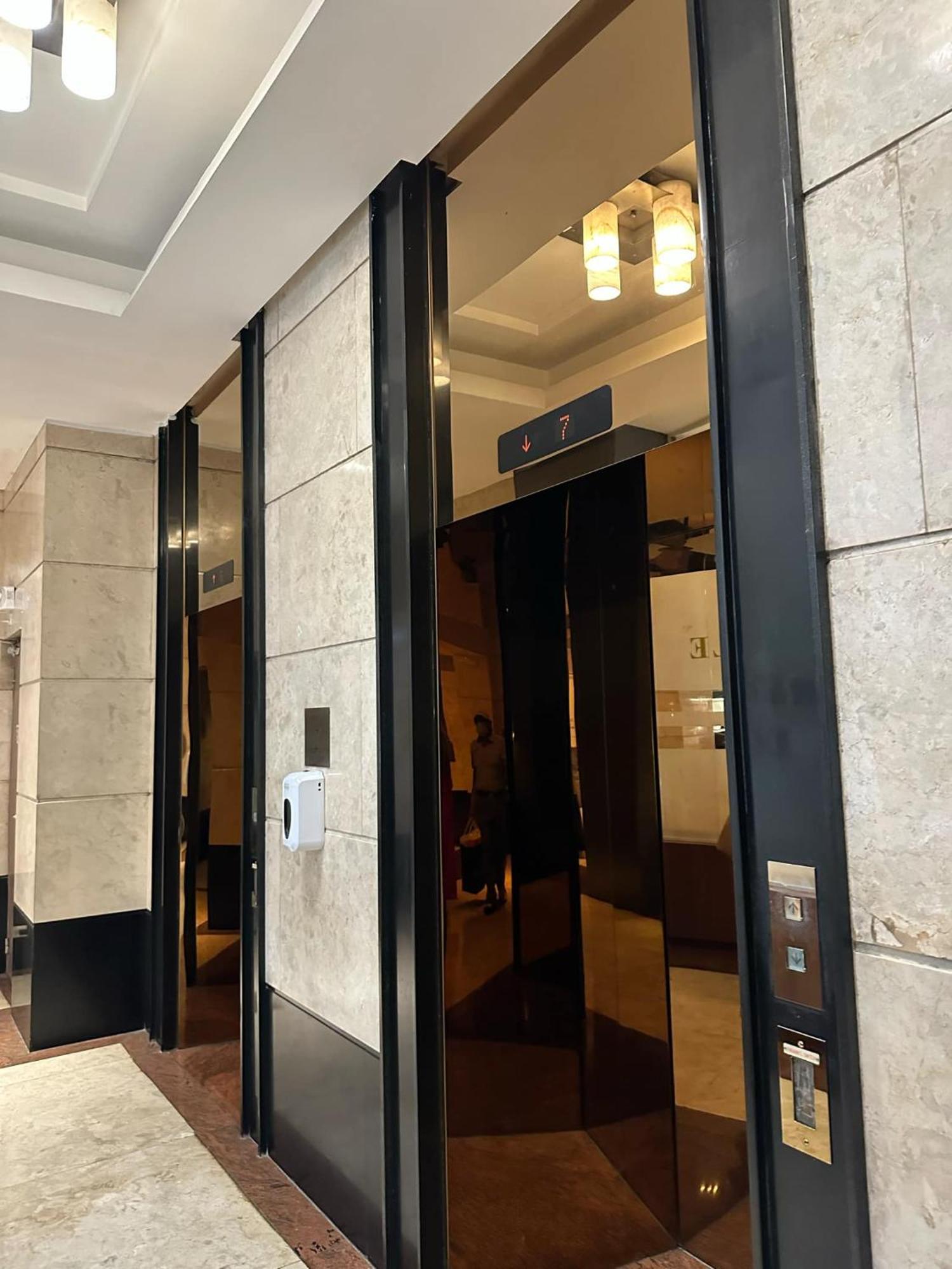 One Bedroom With Balcony By Christine Suites Ph In Greenbelt Radisson Μακάτι Εξωτερικό φωτογραφία