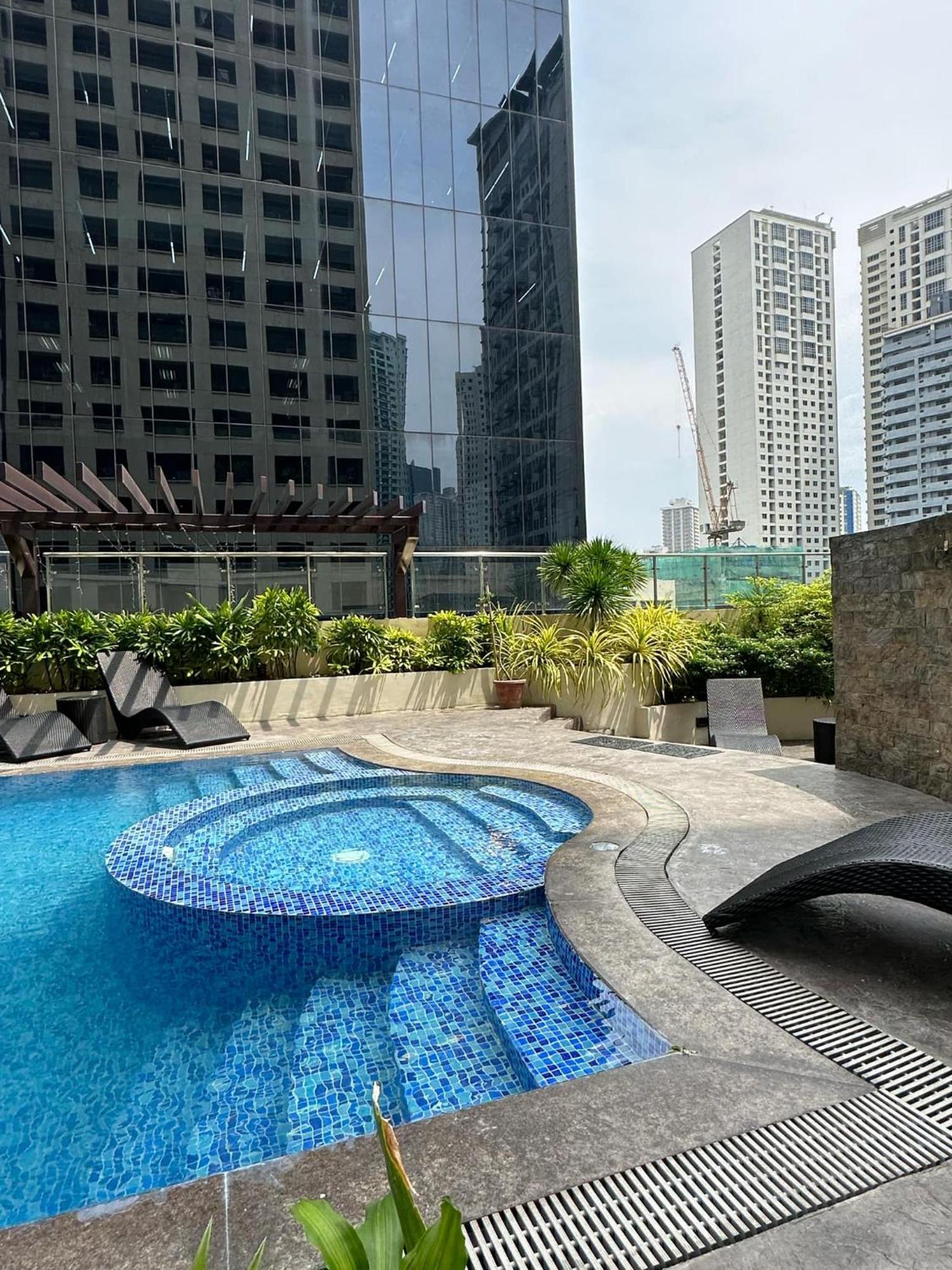 One Bedroom With Balcony By Christine Suites Ph In Greenbelt Radisson Μακάτι Εξωτερικό φωτογραφία
