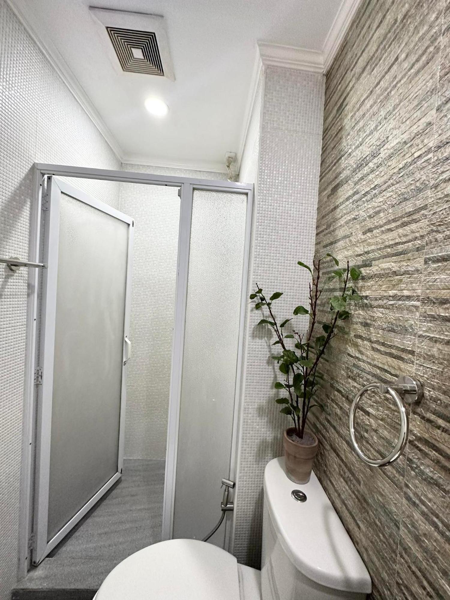 One Bedroom With Balcony By Christine Suites Ph In Greenbelt Radisson Μακάτι Εξωτερικό φωτογραφία