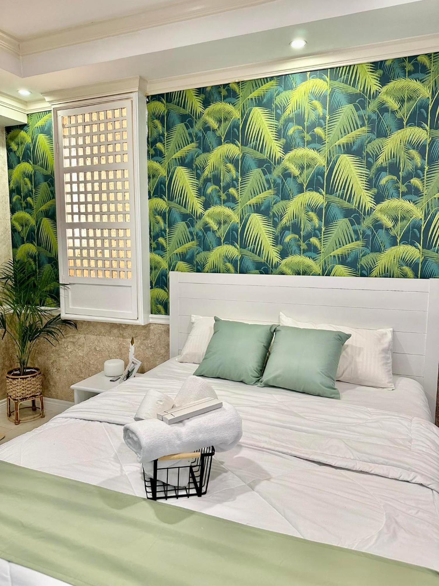 One Bedroom With Balcony By Christine Suites Ph In Greenbelt Radisson Μακάτι Εξωτερικό φωτογραφία