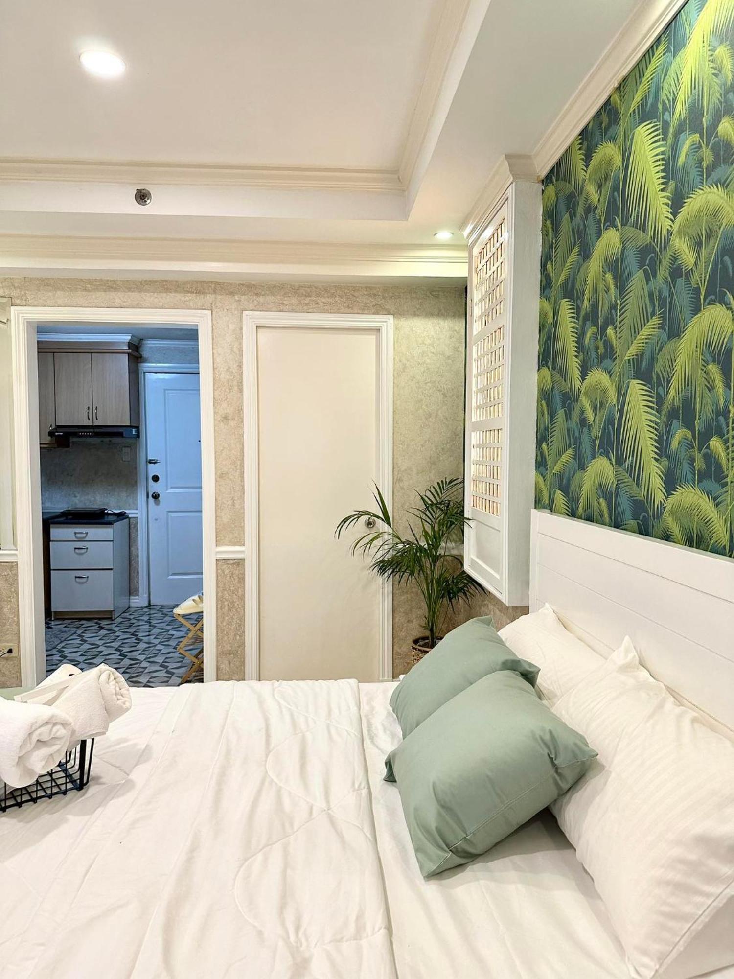 One Bedroom With Balcony By Christine Suites Ph In Greenbelt Radisson Μακάτι Εξωτερικό φωτογραφία