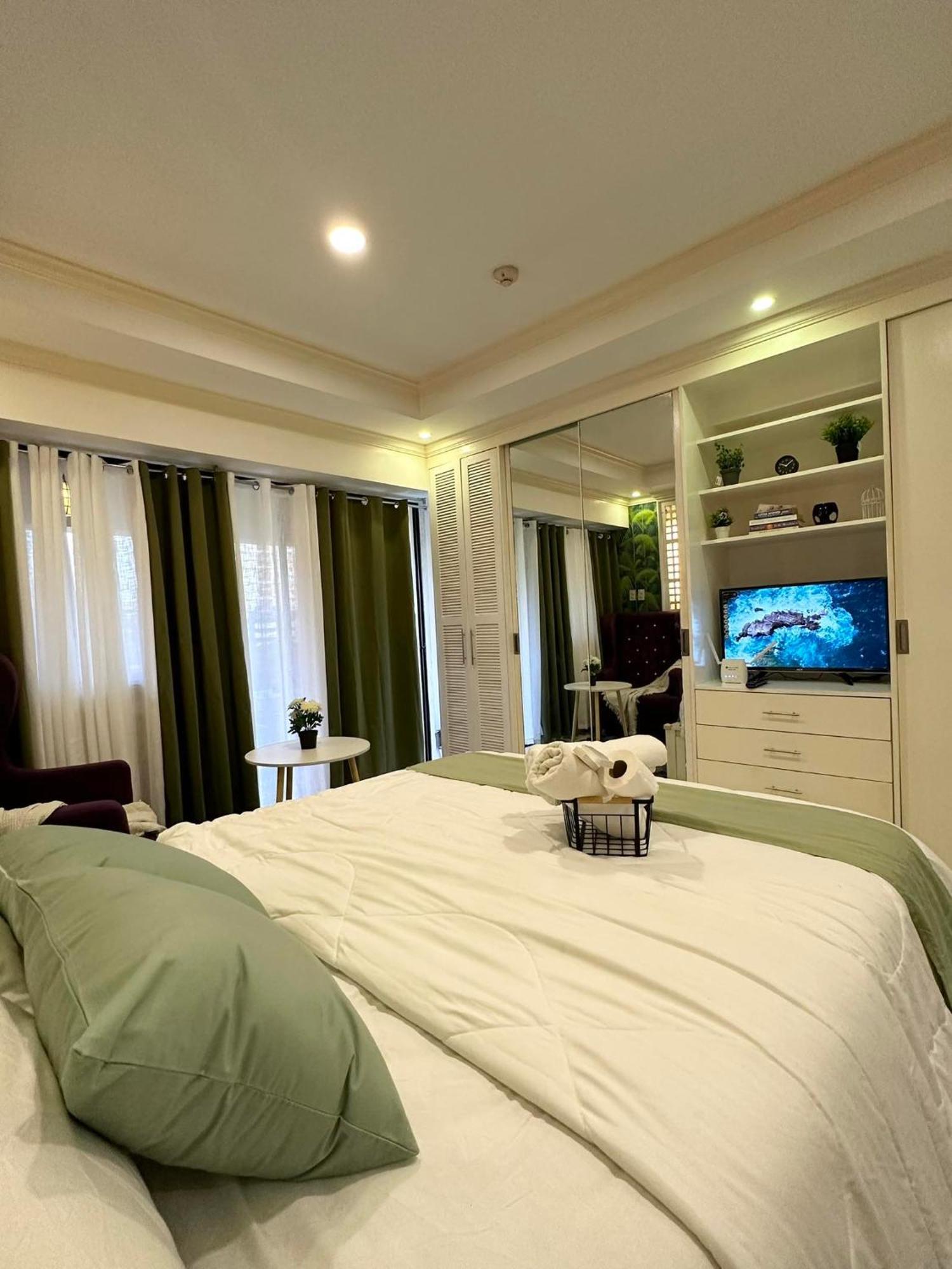 One Bedroom With Balcony By Christine Suites Ph In Greenbelt Radisson Μακάτι Εξωτερικό φωτογραφία