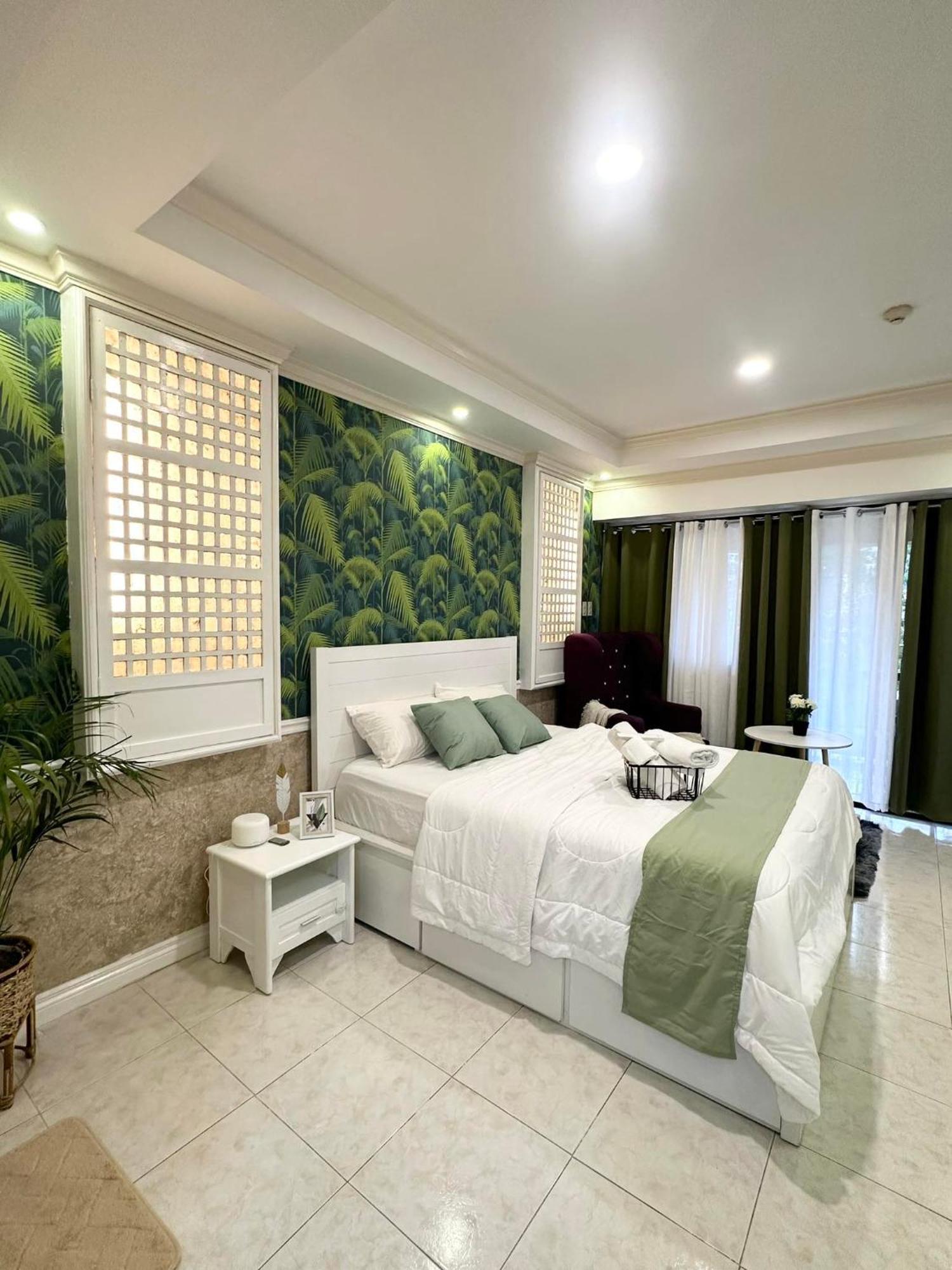 One Bedroom With Balcony By Christine Suites Ph In Greenbelt Radisson Μακάτι Εξωτερικό φωτογραφία