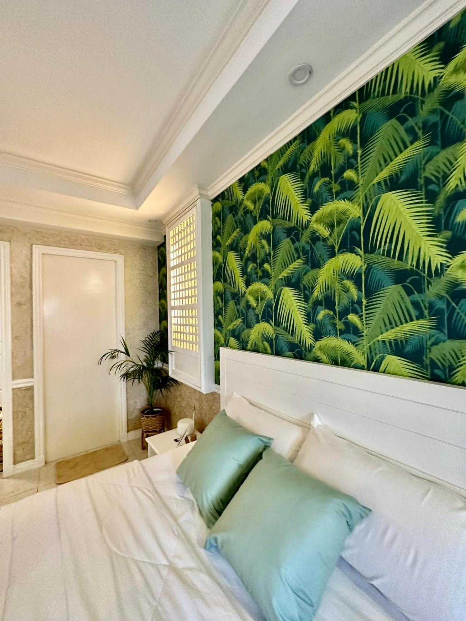 One Bedroom With Balcony By Christine Suites Ph In Greenbelt Radisson Μακάτι Εξωτερικό φωτογραφία