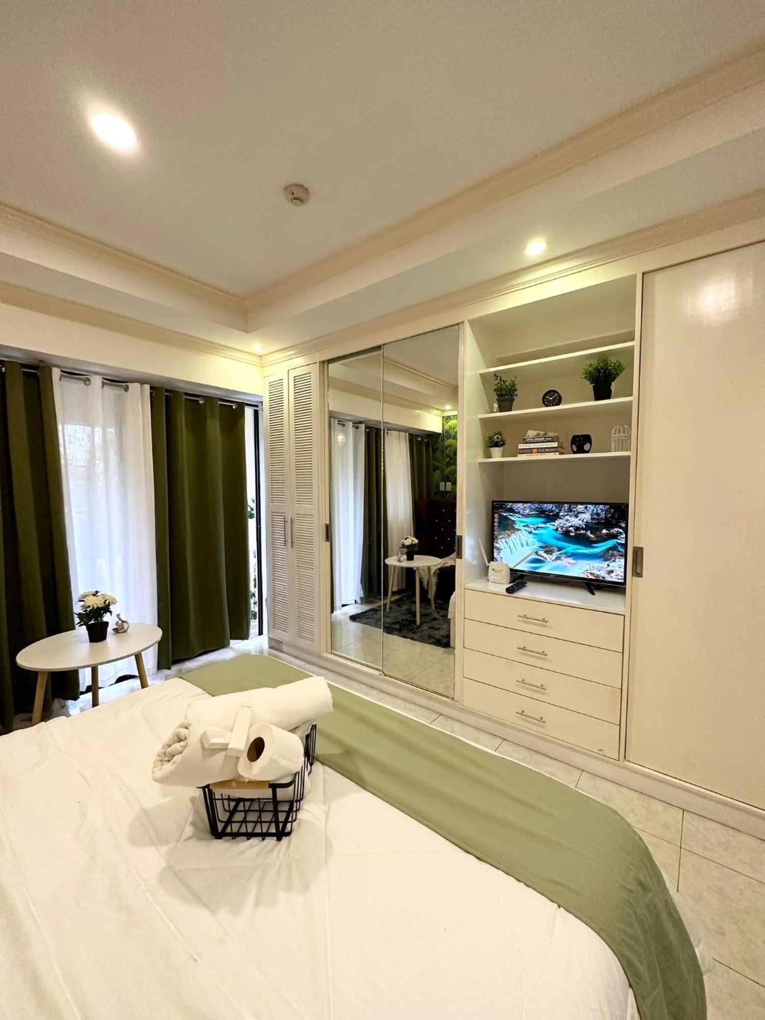 One Bedroom With Balcony By Christine Suites Ph In Greenbelt Radisson Μακάτι Εξωτερικό φωτογραφία