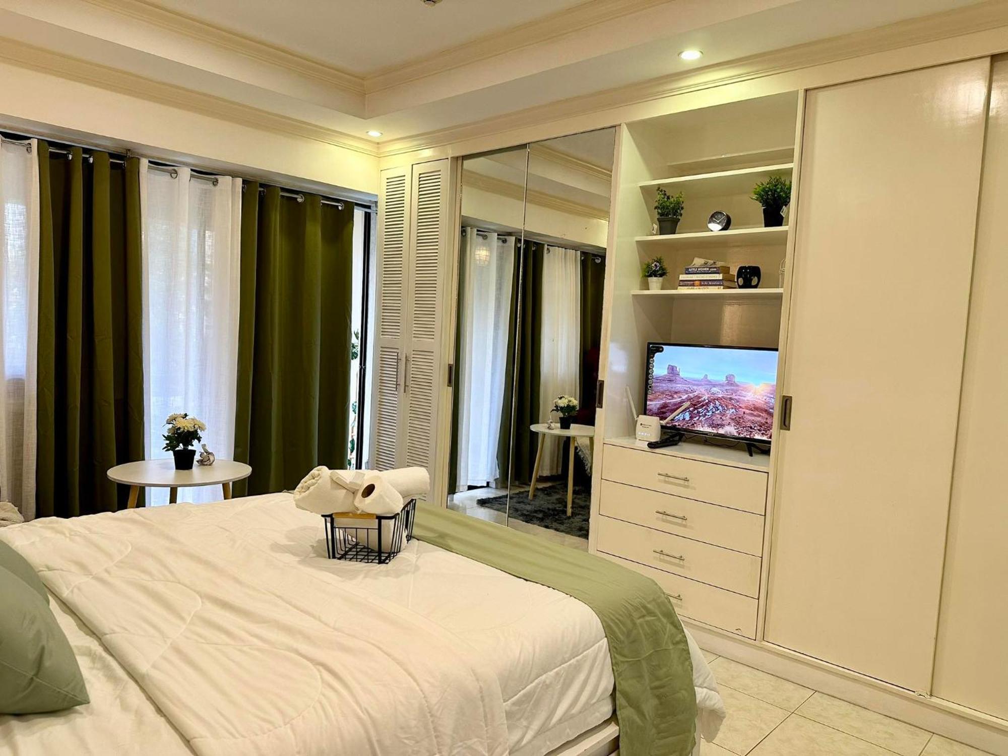 One Bedroom With Balcony By Christine Suites Ph In Greenbelt Radisson Μακάτι Εξωτερικό φωτογραφία
