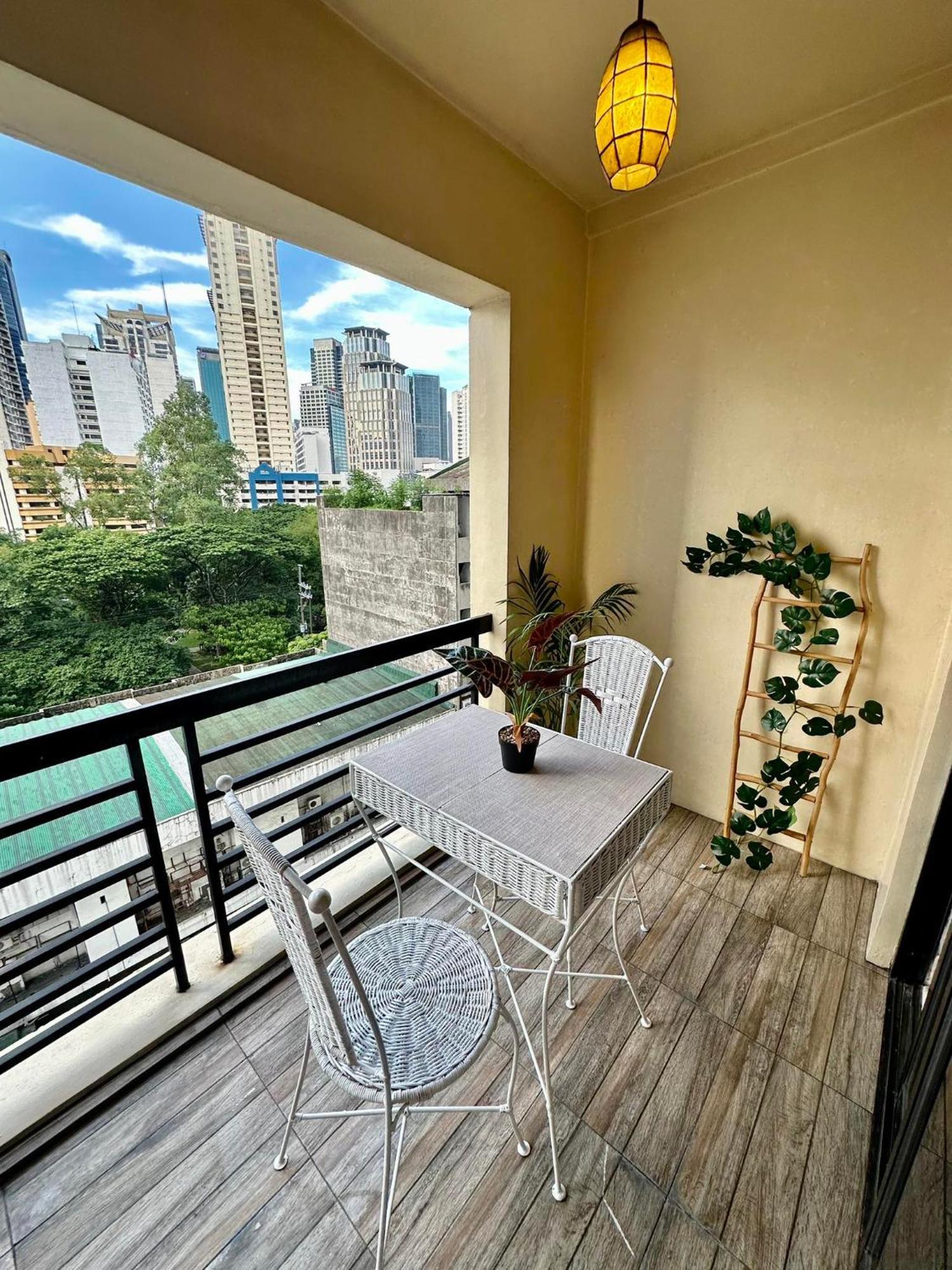 One Bedroom With Balcony By Christine Suites Ph In Greenbelt Radisson Μακάτι Εξωτερικό φωτογραφία