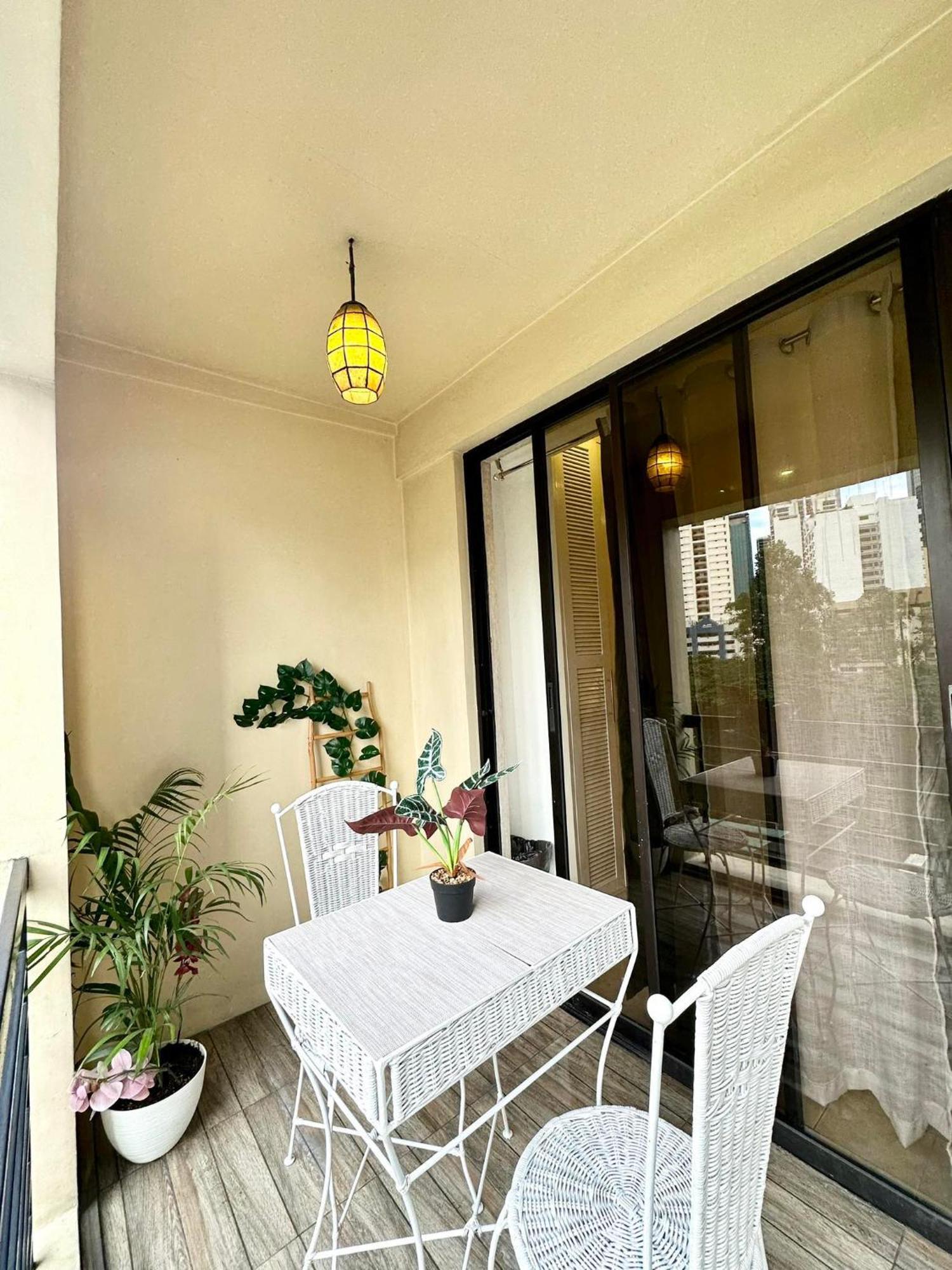 One Bedroom With Balcony By Christine Suites Ph In Greenbelt Radisson Μακάτι Εξωτερικό φωτογραφία