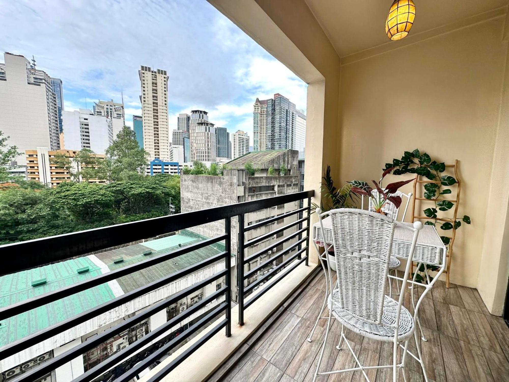 One Bedroom With Balcony By Christine Suites Ph In Greenbelt Radisson Μακάτι Εξωτερικό φωτογραφία