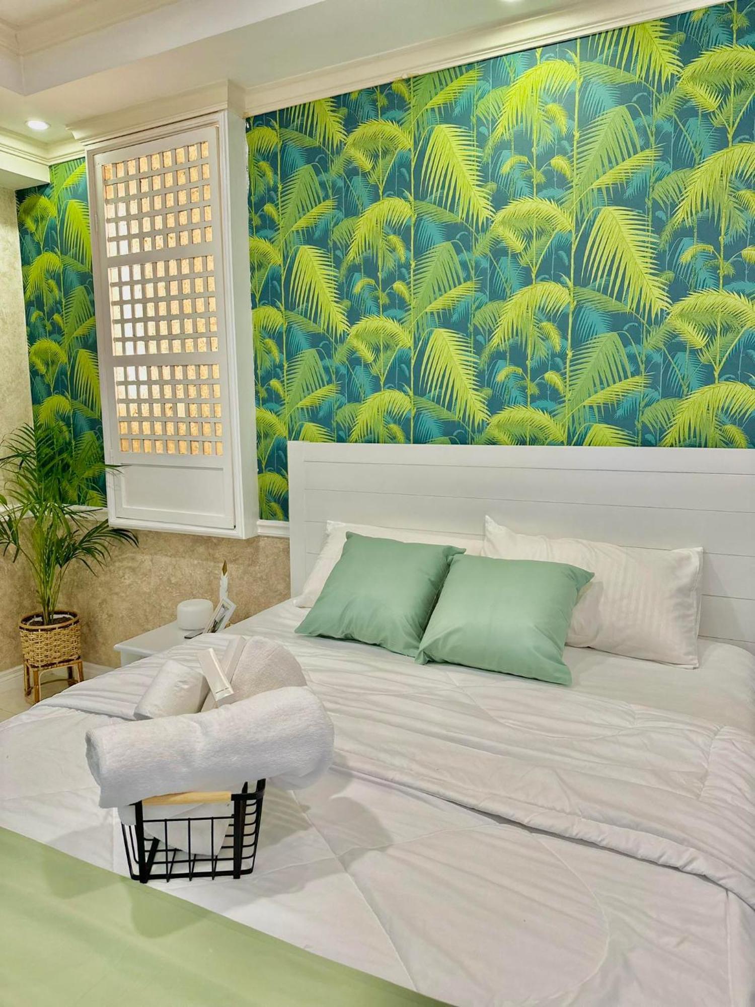 One Bedroom With Balcony By Christine Suites Ph In Greenbelt Radisson Μακάτι Εξωτερικό φωτογραφία