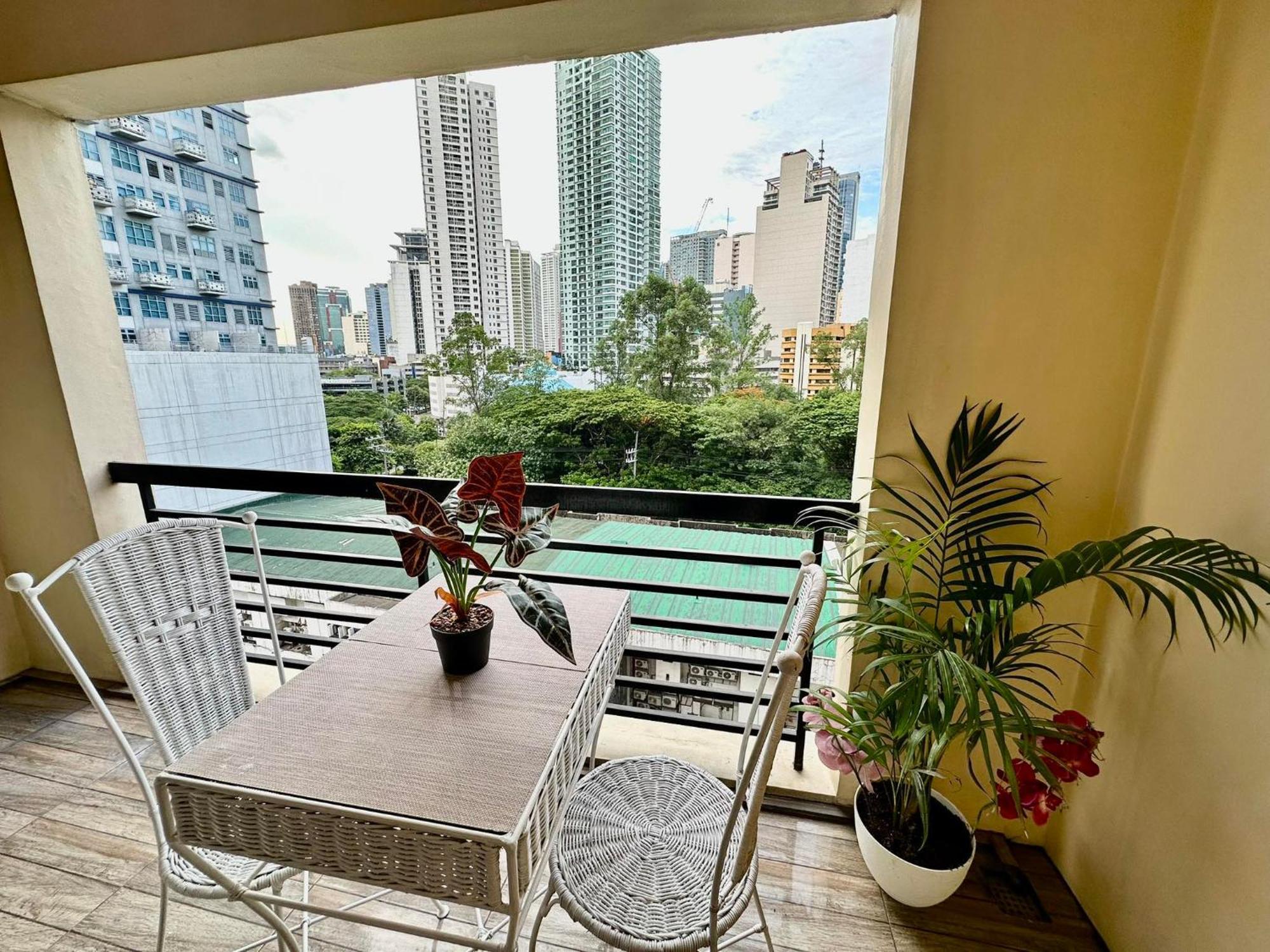One Bedroom With Balcony By Christine Suites Ph In Greenbelt Radisson Μακάτι Εξωτερικό φωτογραφία