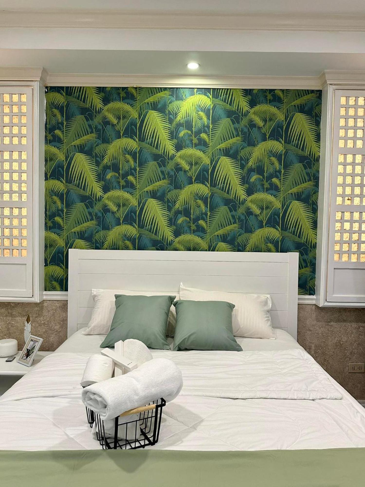 One Bedroom With Balcony By Christine Suites Ph In Greenbelt Radisson Μακάτι Εξωτερικό φωτογραφία