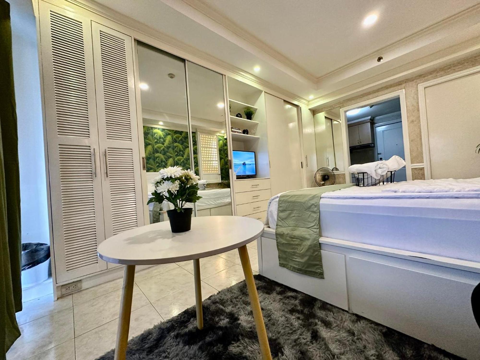 One Bedroom With Balcony By Christine Suites Ph In Greenbelt Radisson Μακάτι Εξωτερικό φωτογραφία