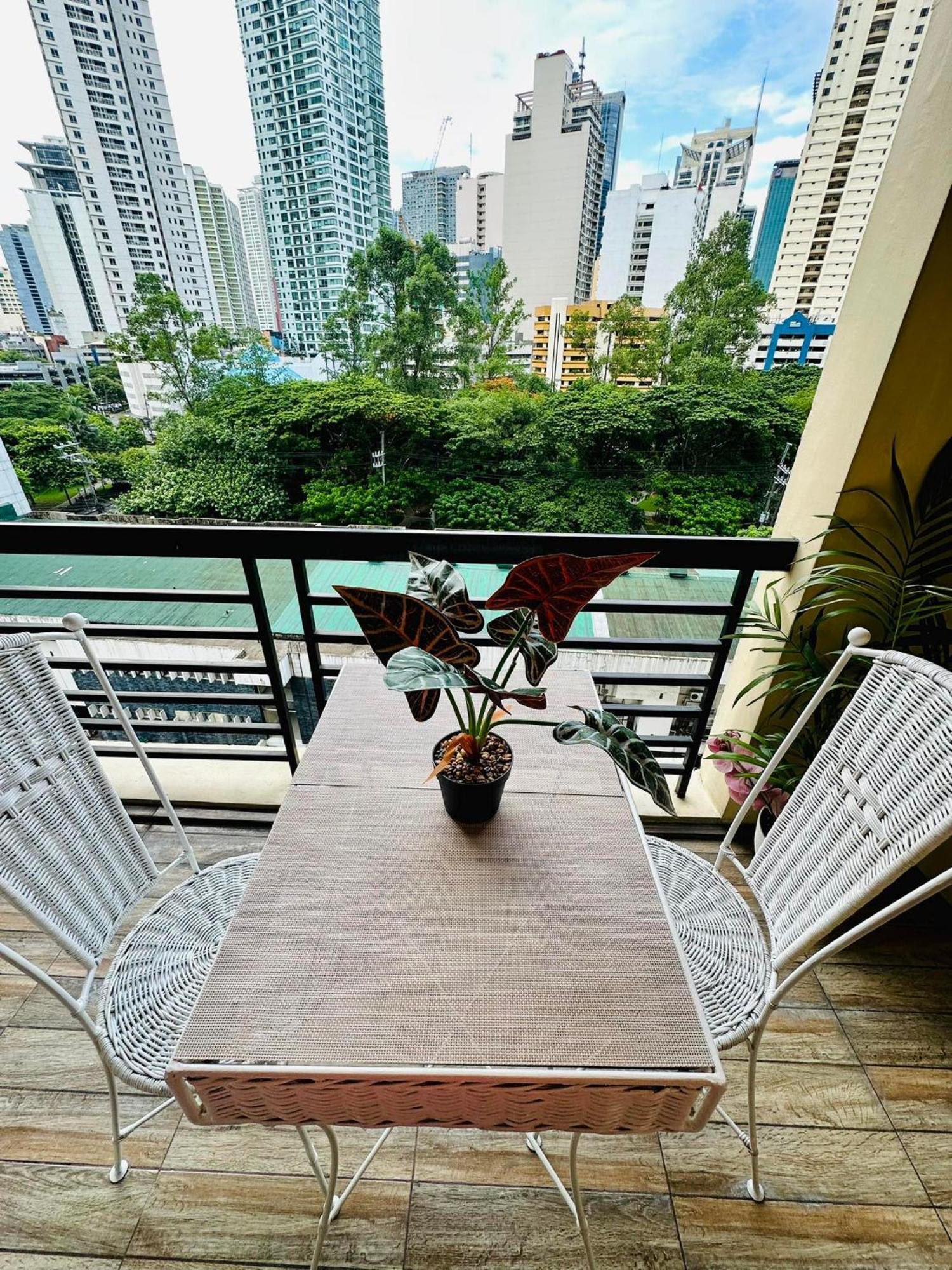One Bedroom With Balcony By Christine Suites Ph In Greenbelt Radisson Μακάτι Εξωτερικό φωτογραφία