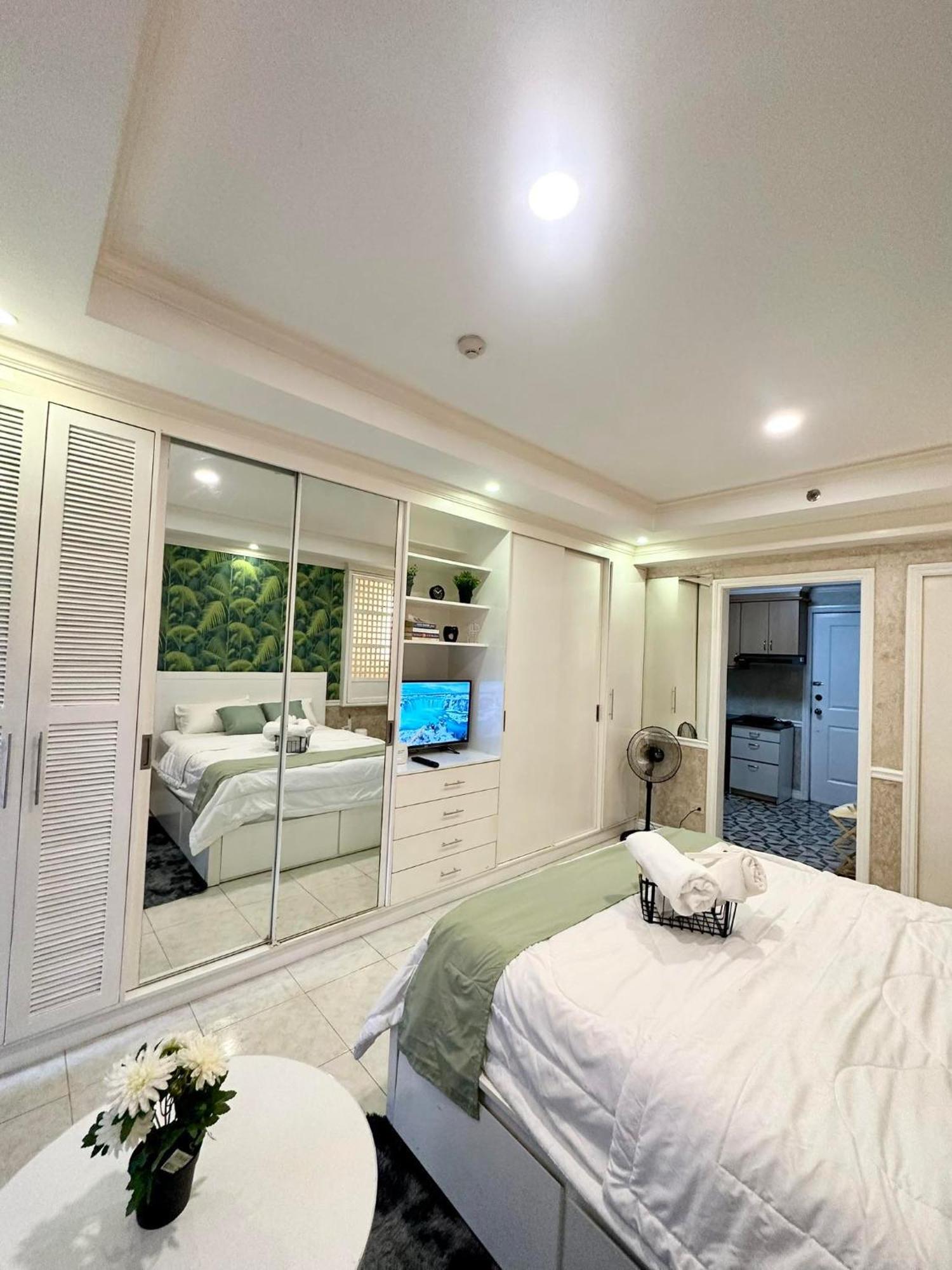 One Bedroom With Balcony By Christine Suites Ph In Greenbelt Radisson Μακάτι Εξωτερικό φωτογραφία