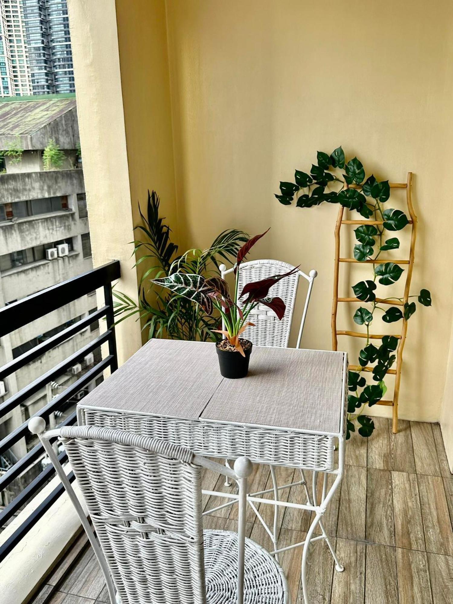 One Bedroom With Balcony By Christine Suites Ph In Greenbelt Radisson Μακάτι Εξωτερικό φωτογραφία