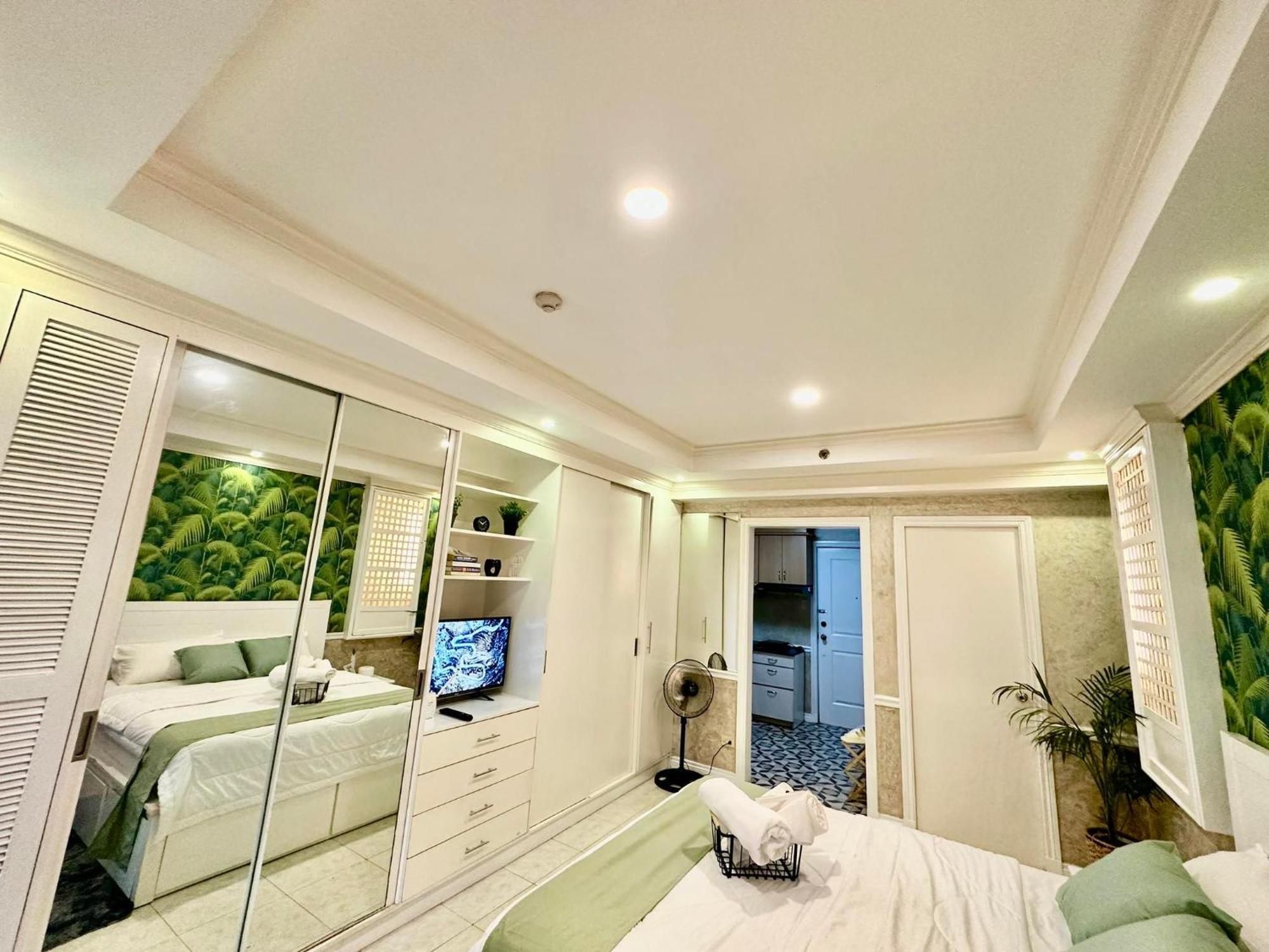 One Bedroom With Balcony By Christine Suites Ph In Greenbelt Radisson Μακάτι Εξωτερικό φωτογραφία