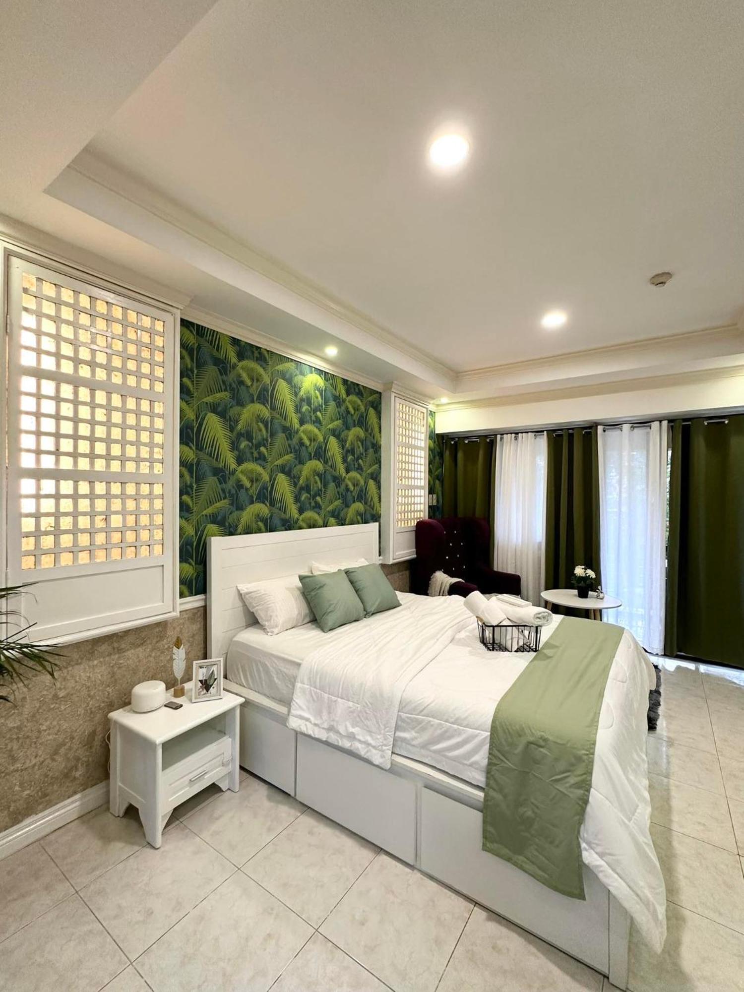 One Bedroom With Balcony By Christine Suites Ph In Greenbelt Radisson Μακάτι Εξωτερικό φωτογραφία